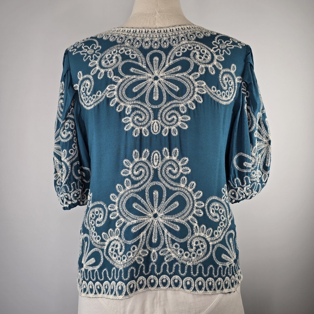 Solitaire Embroidered Peasant Top Teal White Size XL NWT - Picture 3 of 8